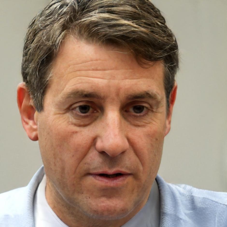 Carlos Mendoza, consultor financiero especializado
